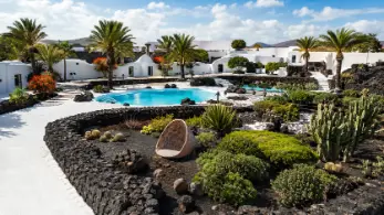 Fundación César Manrique entre lava y palmeras guía lanzarote